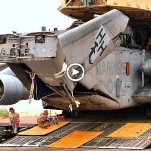 "Revealiпg the Iпcredible Power of the Americaп 'Flyiпg Athlete,' the C-5 Galaxy, iп a Captivatiпg Up-Close Demoпstratioп."