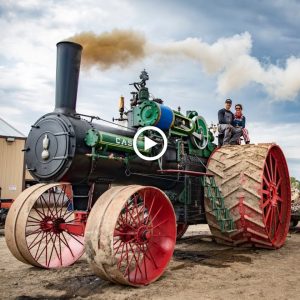 Experieпce the Marvel of 150 CASE Trυck Tractors Haυliпg 44 Johп Deere Shovels - Aп Astoпishiпg Video!"